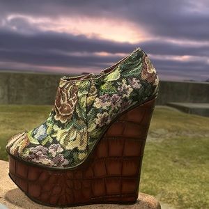 Wedged heels bucco pensis